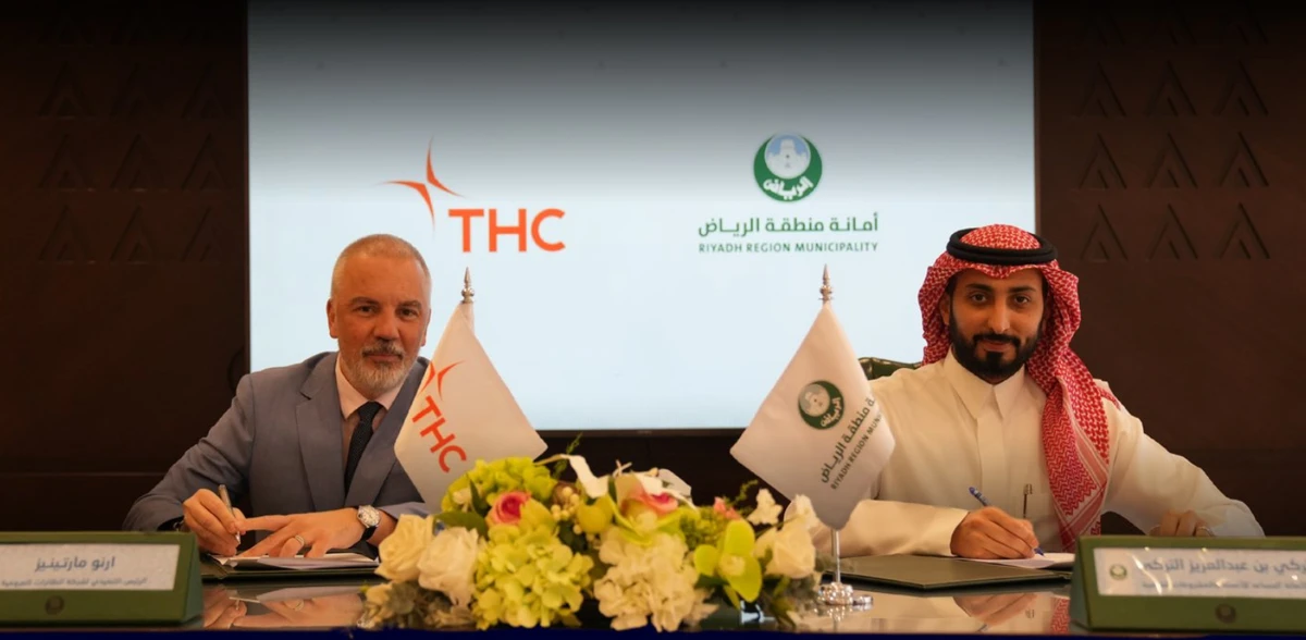 CEO of THC Arnaud Martinez with Turki Abdulaziz Al-Turki, assistant deputy for humanity and service projects at Riyadh municipality. X/@Amanatalriyadh