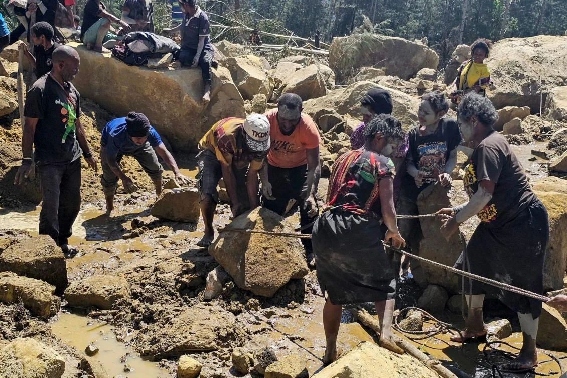 Rescue workers have already given up on finding any survivors in the 600 meter-long scar of soil, boulders and debris left by the landslide on Mount Mungalo, in central Papua New Guinea. (AFP)