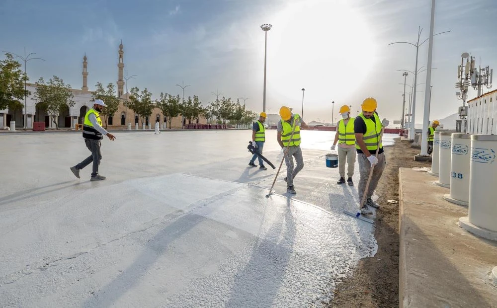 The RGA has completed a project that covers the asphalt around Arafat’s Namira Mosque with a white coating that will lower temperatures for Hajj pilgrims. (SPA)