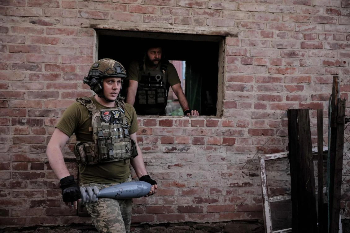 A Ukrainian serviceman of the 24th Mechanized Brigade prepares to fire a 120mm mortar toward a Russian position on the front line, at an undisclosed location in the Donetsk region, on Jun. 4, 2024. (AFP)