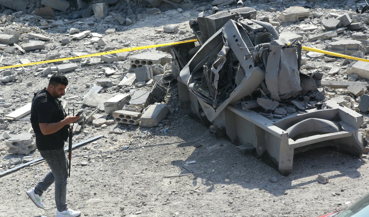 A member of the Lebanese security forces inspects the damage around a building hit by an Israeli airstrike in the southern Lebanese town of Wadi Jilou, east of Tyre, on June 6, 2024. (AFP)
