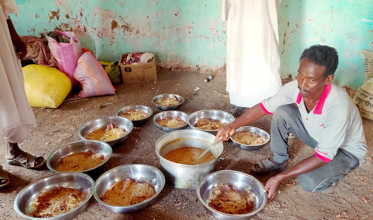 A man prepares food for displaced people arriving in the eastern city of Gedaref from the central state of Al-Jazira. (AFP)