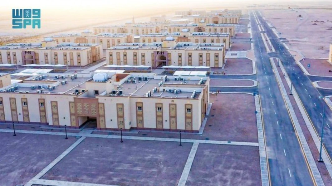 Suitable housing will be provided for families in dire need across various regions of the Kingdom after Saudi Minister of Municipal and Rural Affairs and Housing Majid bin Abdullah Al-Hogail launched the Joodak Yulabi campaign on Friday through the Jood Eskan platform. (SPA/File Photo)
