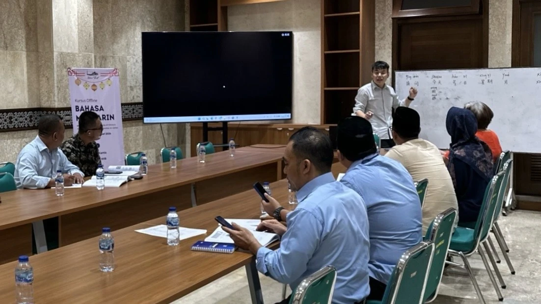 Indonesian students learn Mandarin at Istiqlal Mosque in Jakarta, May 16, 2024. (AN Photo)