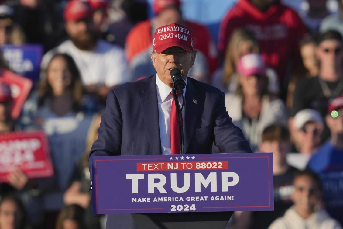Former president Donald Trump’s campaign is hiring extra medics, loading up on fans and water bottles and allowing supporters to carry umbrellas to an outdoor rally Sunday in Las Vegas. (AP)