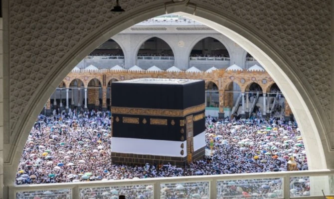 Muslim pilgrims gather around the Kaaba, Islam's holiest shrine, at the Grand Mosque. (@ReasahAlharmain)