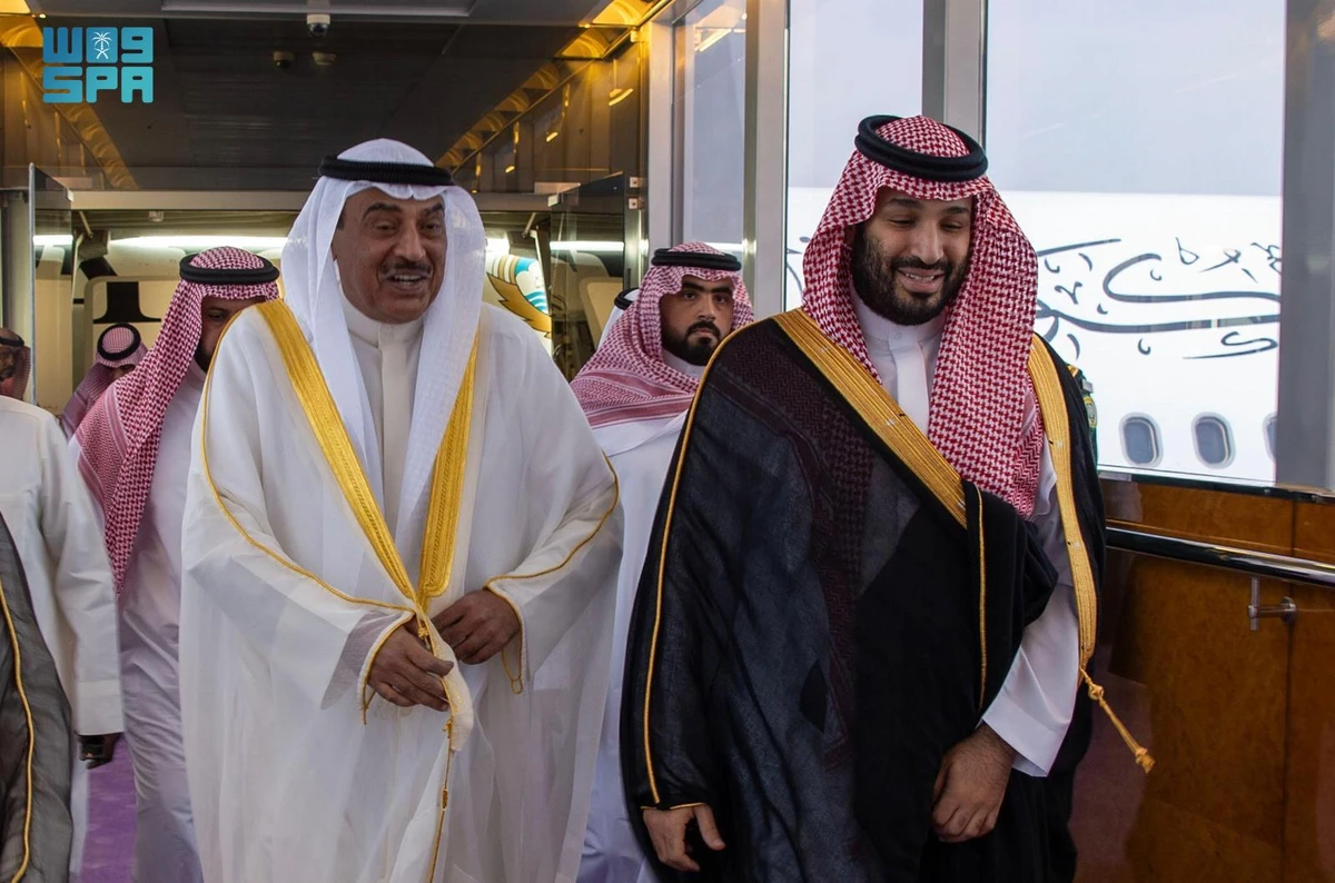 Saudi Crown Prince Mohammed bin Salman receives the Kuwaiti Crown Prince Sheikh Sabah Khaled Al-Hamad Al-Sabah. (SPA)