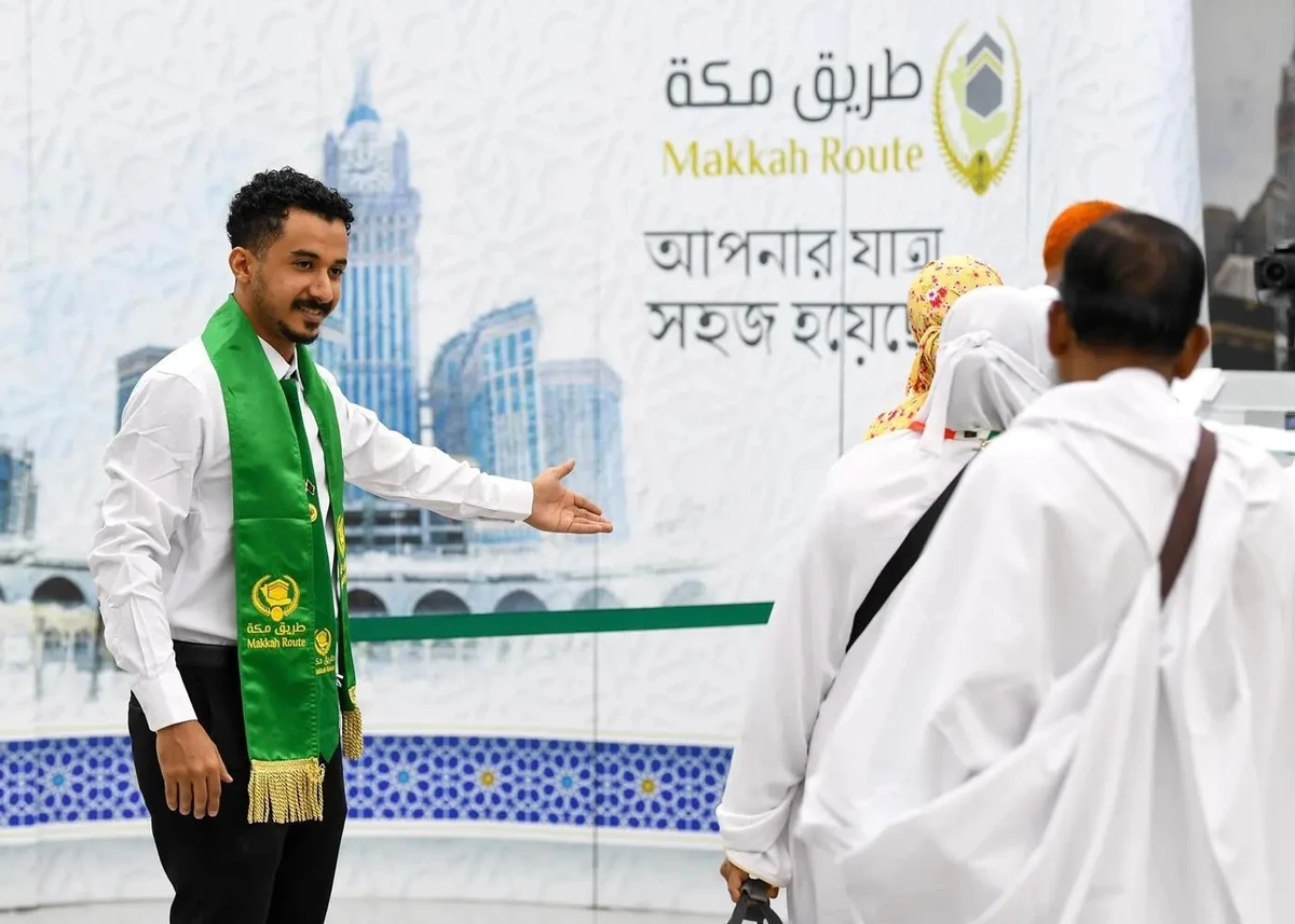 Saudi immigration official welcomes Bangladeshi Hajj pilgrims departing from Dhaka under the Makkah Route initiative. (SPA)