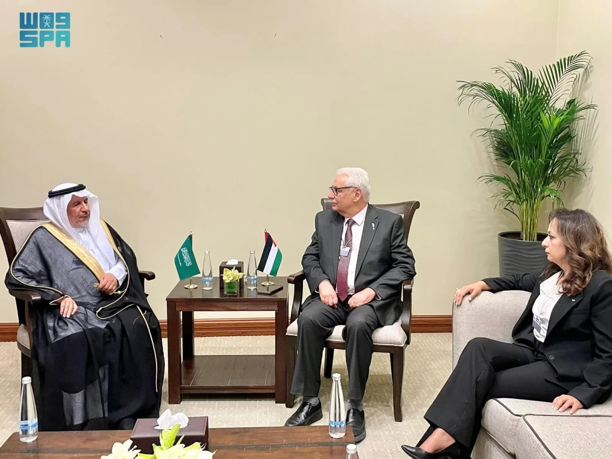 KSrelief chief Dr. Abdullah Al-Rabeeah meets Palestinian Minister of Health Majed Abu Ramadan and Minister of Social Development Samah Abdul Rahim Hussein Hamad. (SPA)KSrelief chief Dr. Abdullah Al-Rabeeah meets Palestinian Minister of Health Majed Abu Ramadan and Minister of Social Development Samah Abdul Rahim Hussein Hamad. (SPA)