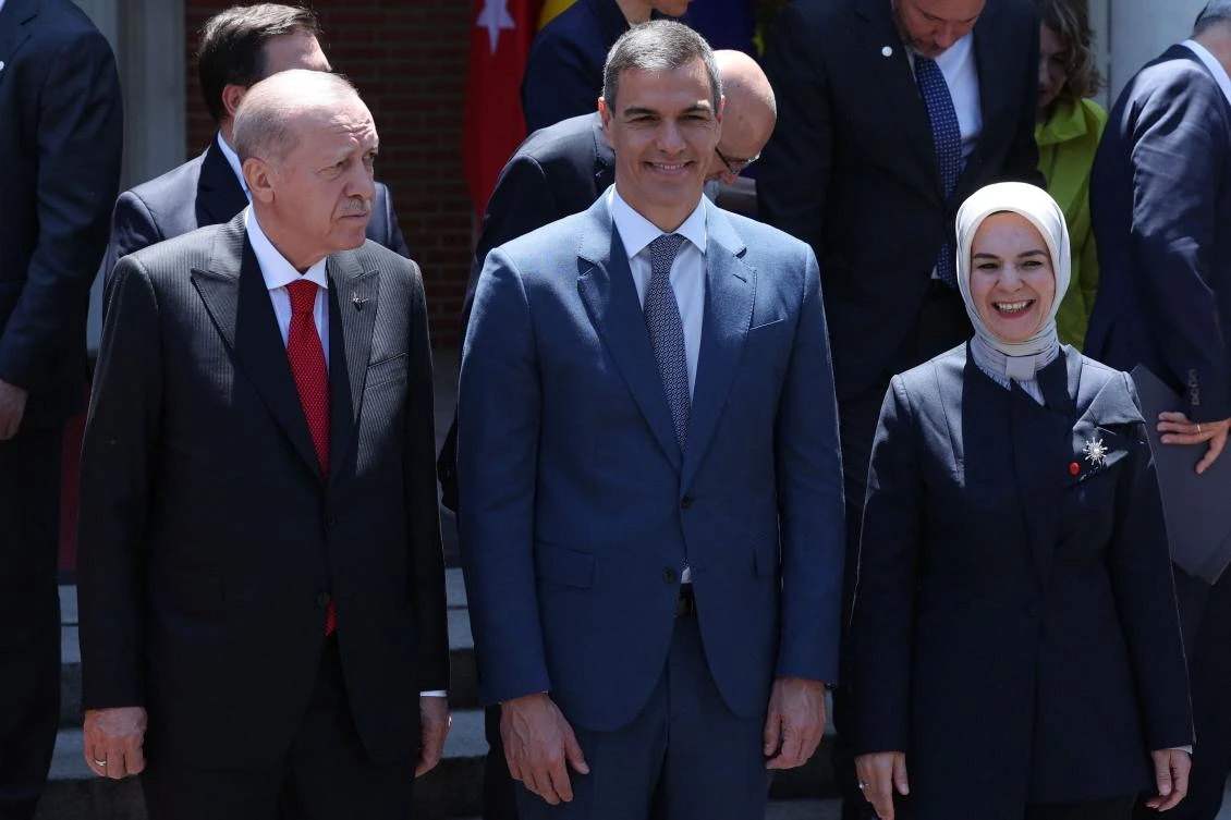 Spanish Prime minister Pedro Sanchez poses for a family photo flanked by Turkish President Recep Tayyip Erdogan and Turkiye’s Family and Social Services Minister Mahinur Ozdemir Goktas at La Moncloa Palace in Madrid on Jun. 13, 2024. (AFP)