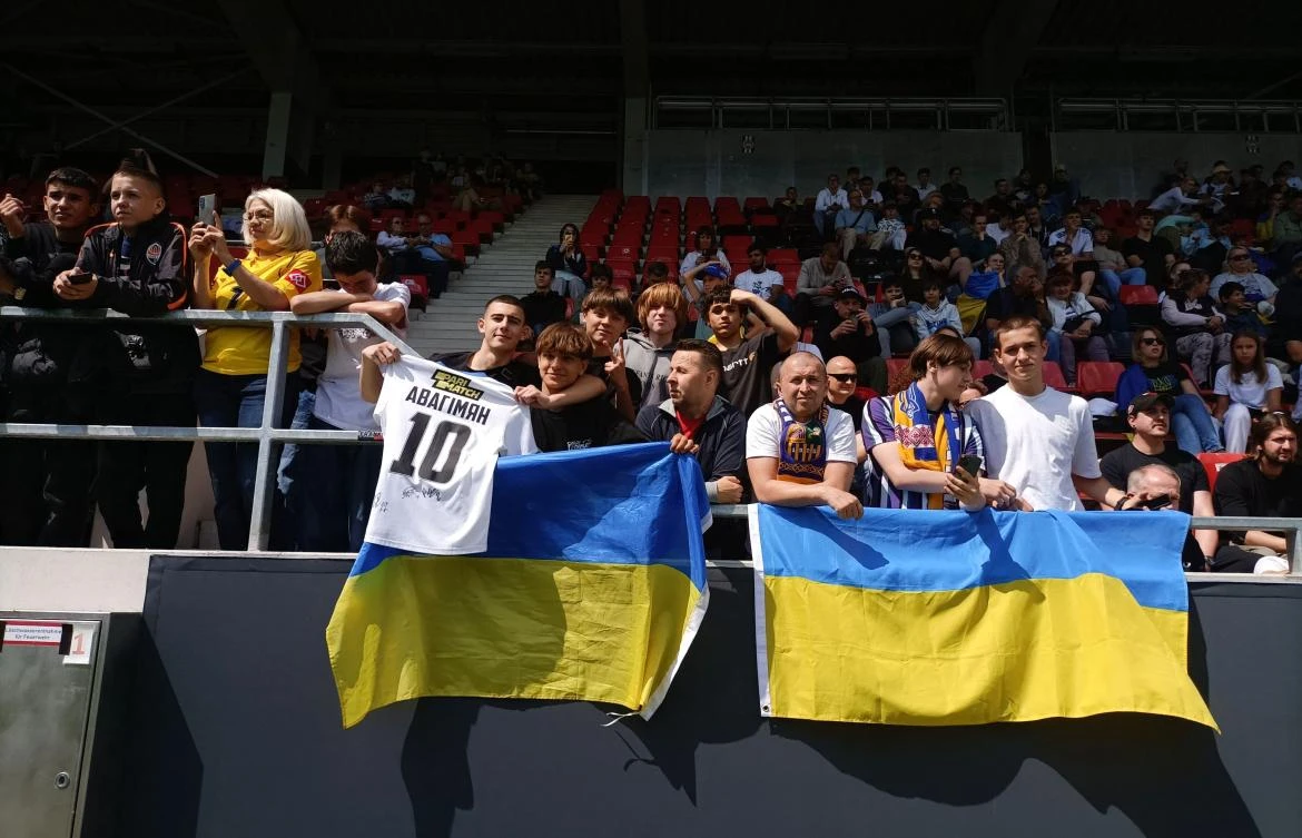 Ukraine’s fans attend a training session of the Ukrainian team in preparation of the upcoming UEFA Euro 2024 European Football Championship in Wiesbaden, on Jun. 13, 2024. (AFP)