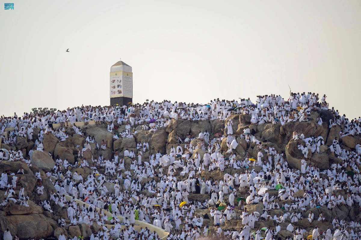 On the slopes of Mt. Arafat and the surrounding plains, many pilgrims raised hands in worship with tears streaming down their faces. (SPA photo)