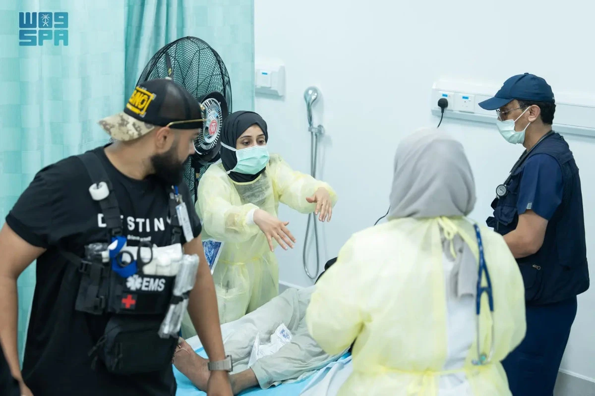 Medics at the center for heat exhaustion and sunstroke in Makkah attend to a heat stroke victim on Saturday. (SPA)