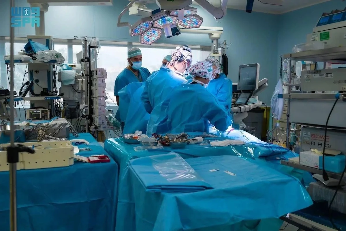 A Saudi medical team performing brain surgery on Turkish pilgrim. (SPA)