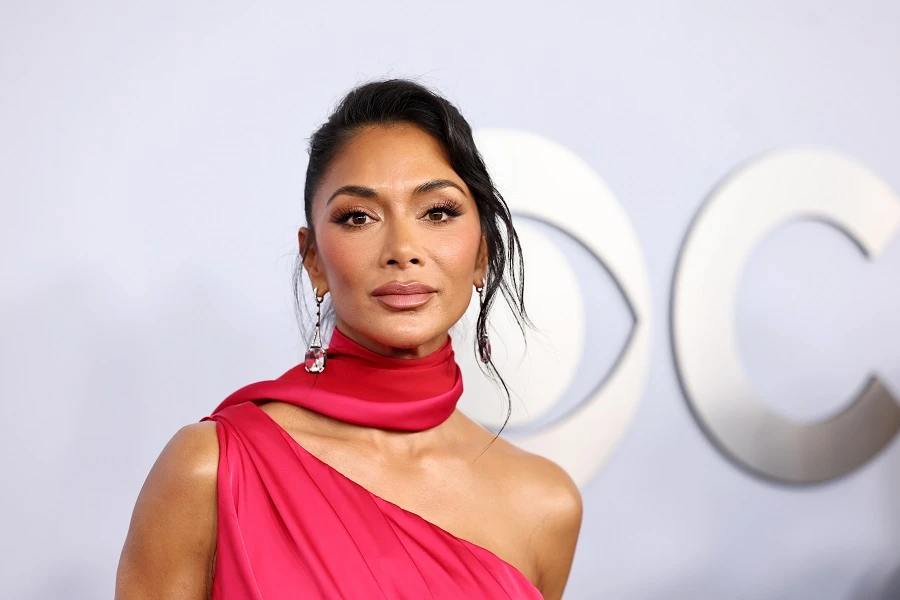 Nicole Scherzinger showed off a rosy-hued Nicolas Jebran gown on the red carpet before she hit the stage to perform in the 'In Memoriam' section of the show. (Getty Images)