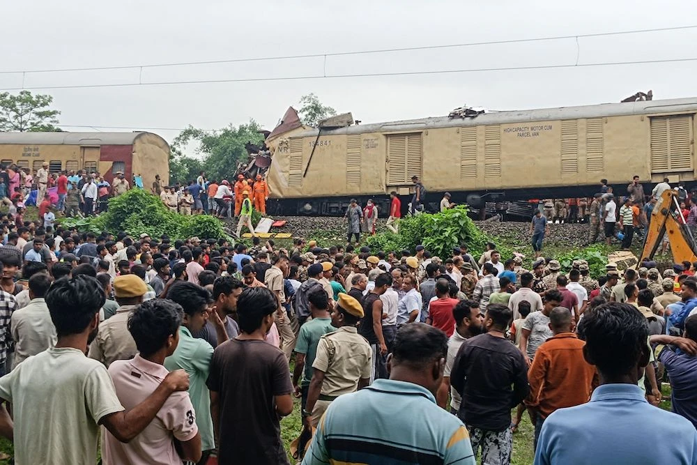 Death toll continues to rise in eastern India train crash