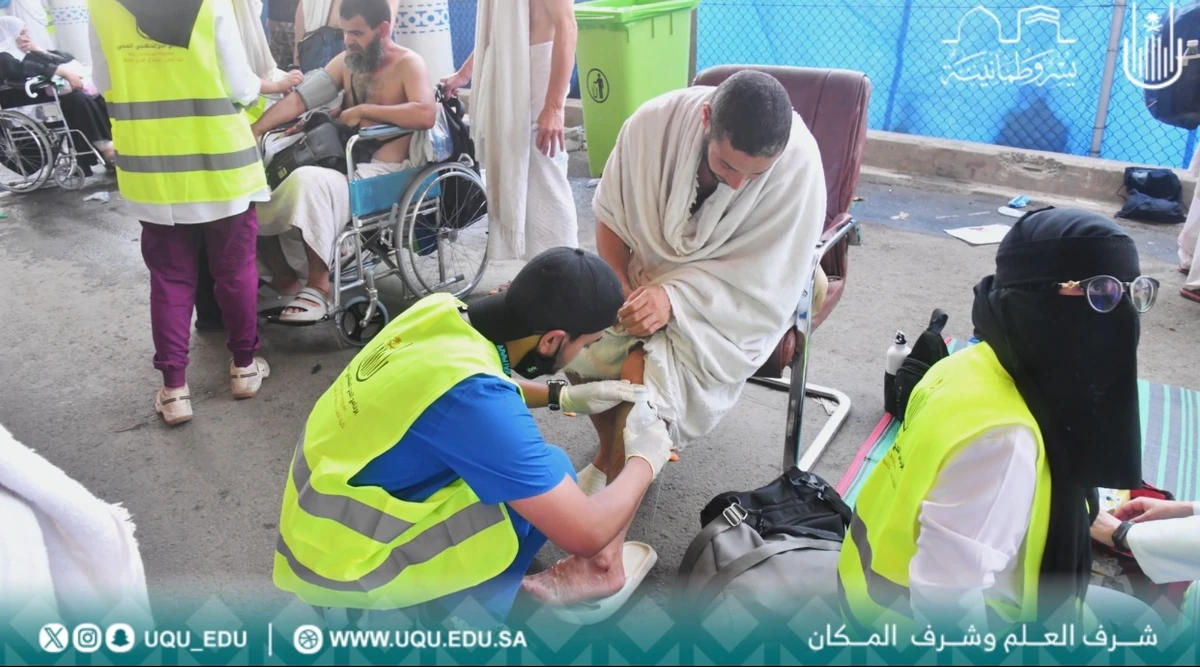 Volunteers from Umm Al-Qura University in Makkah continued to provide field health services to pilgrims in Mina on the first day of Tashreeq on Monday, during the 2024 Hajj season. (X/@Uqu_edu)