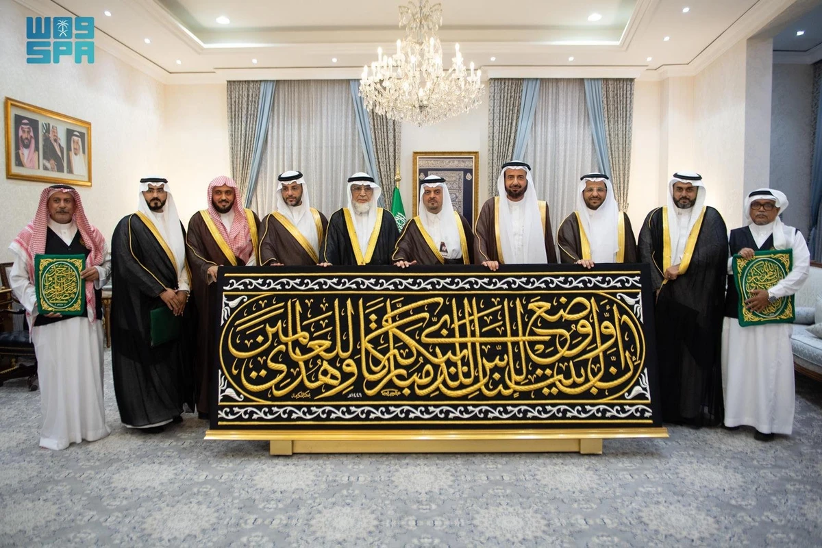 The Kaaba’s Kiswa was handed over to the gatekeeper of the holy site on Monday. (SPA)