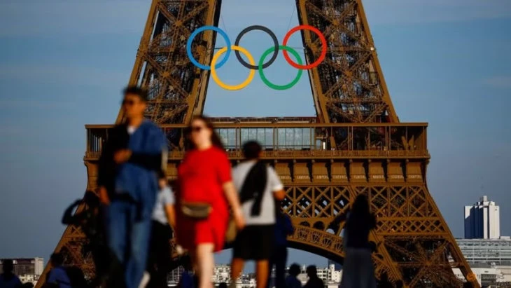 Tourists walk at Trocadero square in front of the Olympic rings displayed on the first floor of the Eiffel Tower ahead of the Paris 2024 Olympic games in Paris, France, June 7, 2024. (Reuters)