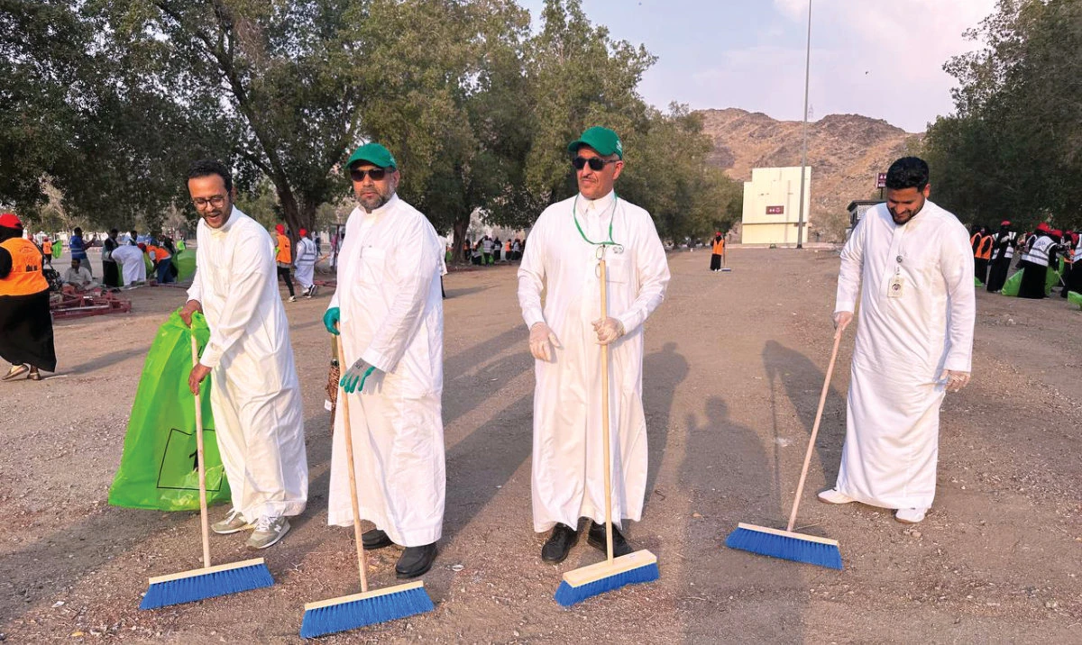 Employees of Thakher Development Company take part in the ‘And Purify My House’ campaign, aimed at preparing and equipping the holy sites for the arrival of pilgrims.