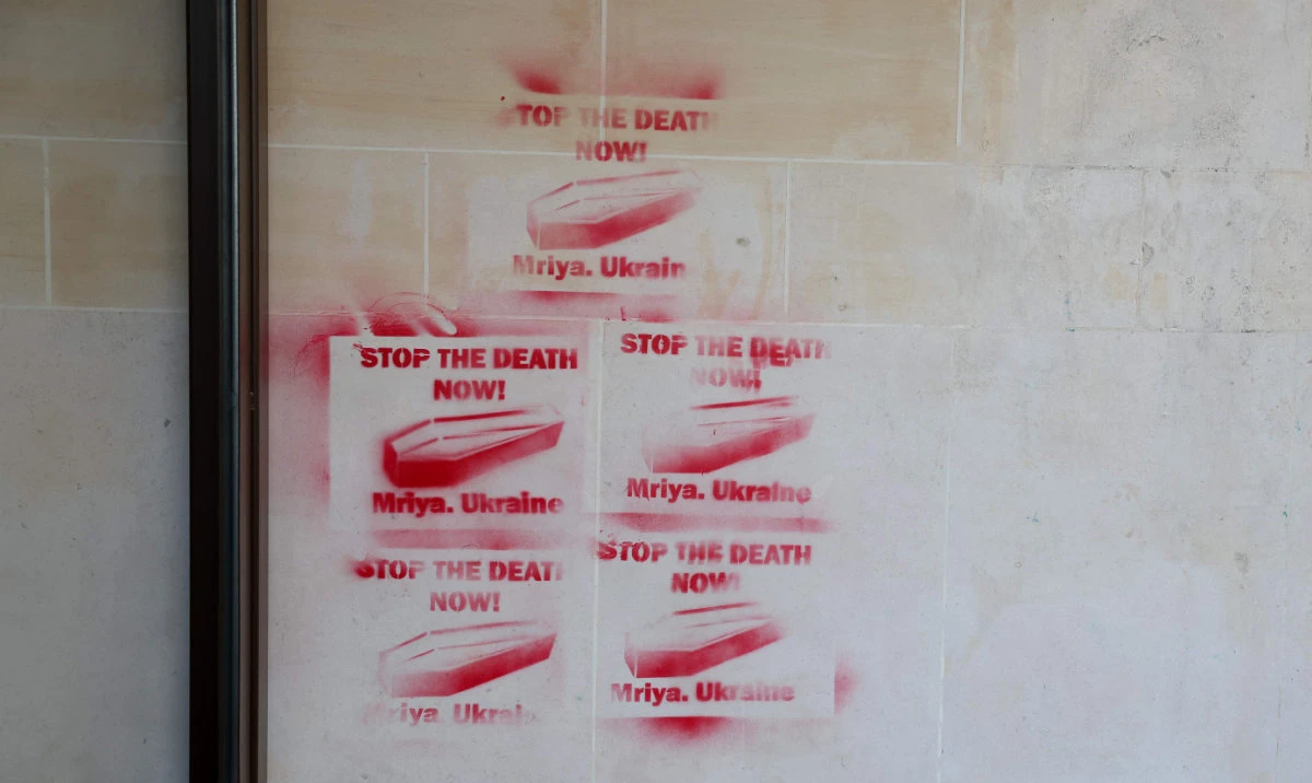 This photograph show graffiti concerning the ongoing conflict following the invasion of Ukraine by Russia, on the facade of the Agence France Presse headquarters in Paris on June 20, 2024. (AFP)
