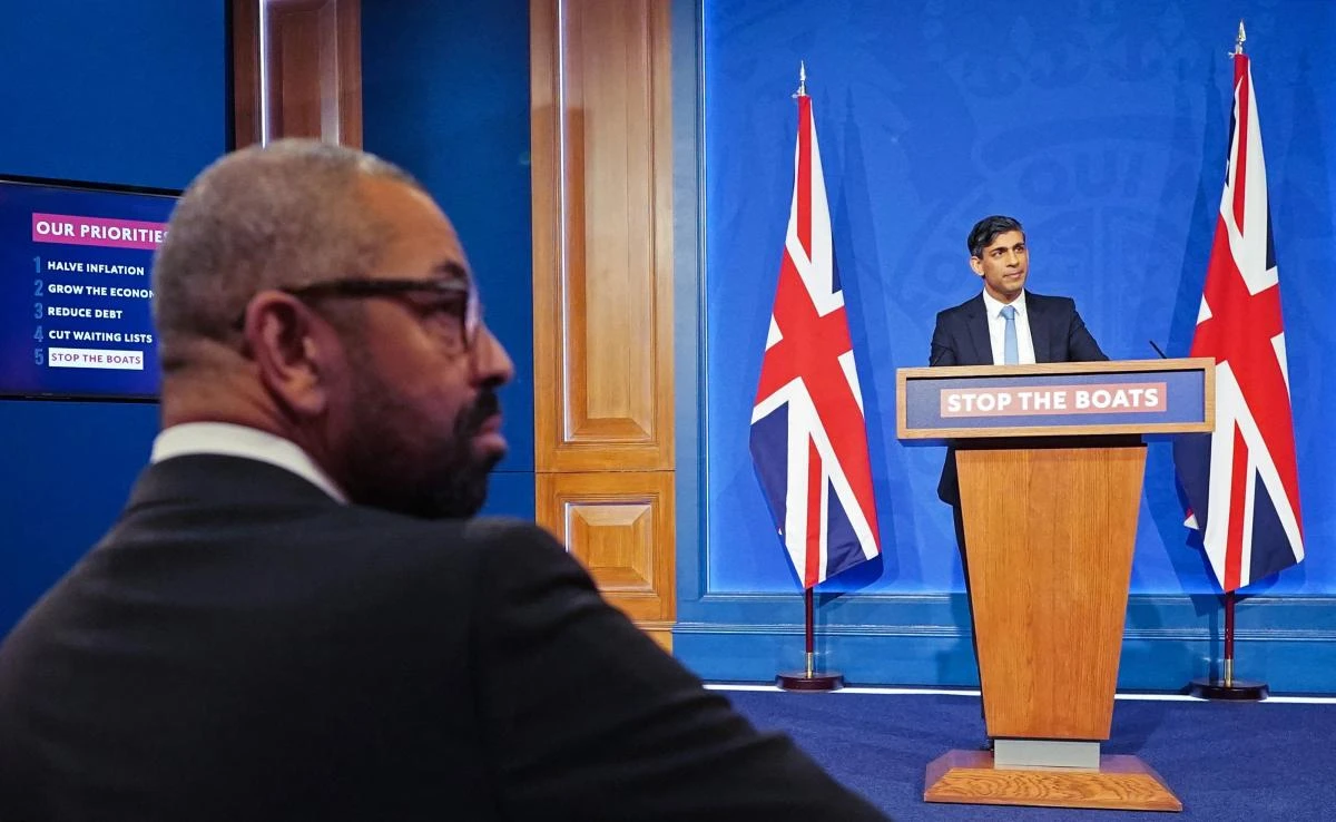 Britain's Home Secretary James Cleverly (L) listens as Britain's Prime Minister Rishi Sunak hosts a press conference inside the Downing Street Briefing Room, in central London on January 18, 2024, following the passing of the government's Rwanda Bill in the House of Commons. (AFP)