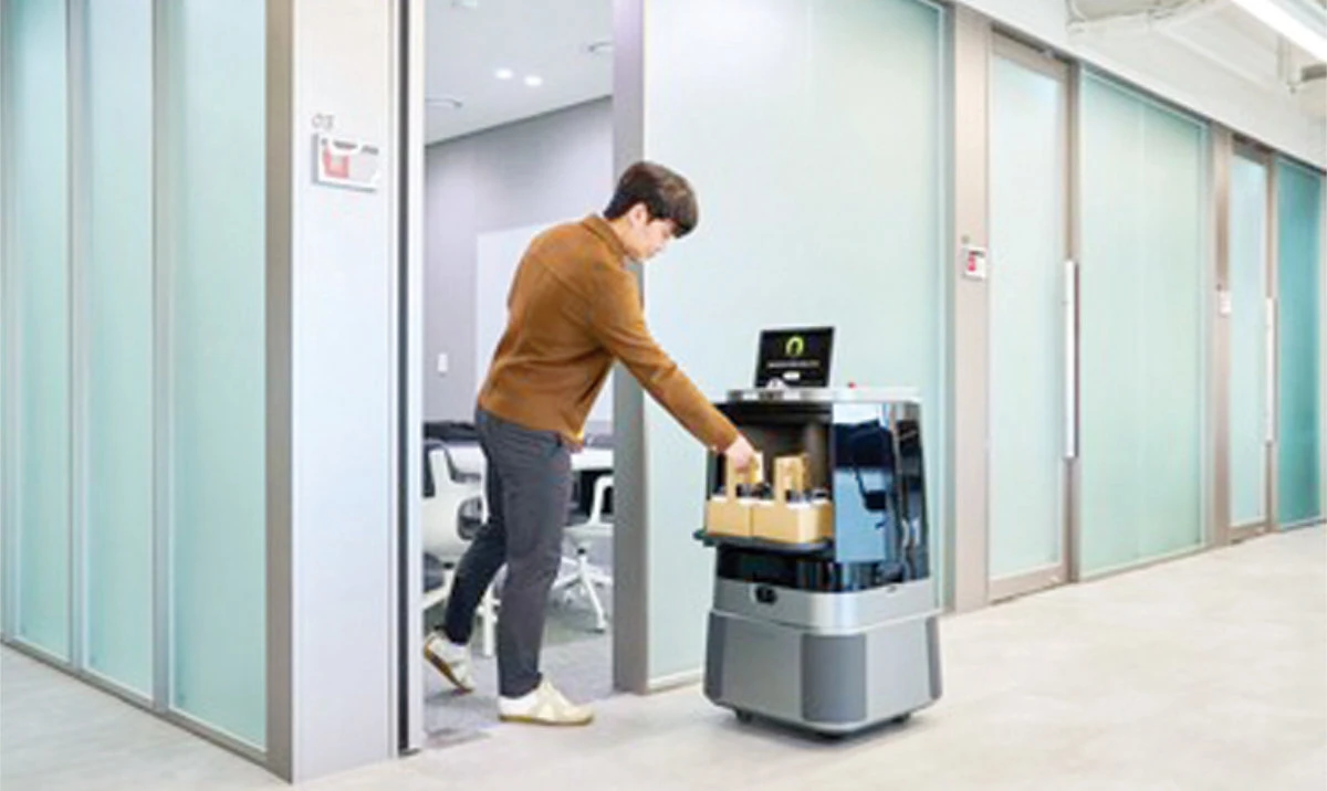 At Hyundai Motor Group’s Factorial Seongsu, occupants can enjoy beverage delivery from the DAL-e Delivery robot.