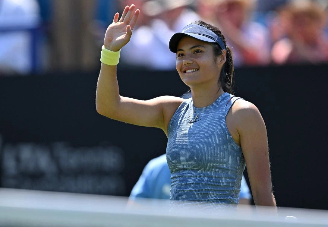 Britain’s Emma Raducanu celebrates winning against US player Sloane Stephens in their women’s singles round of 32 tennis match at the Rothesay Eastbourne International tennis tournament in Eastbourne on Jun. 25, 2024. (AFP)