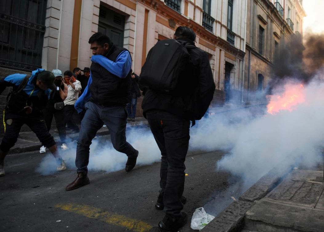 Demonstrators face members of Bolivia’s military as Bolivia’s President Luis Arce “denounced the irregular mobilization” of some units of the country’s army in La Paz, Bolivia, June 26, 2024. (REUTERS)