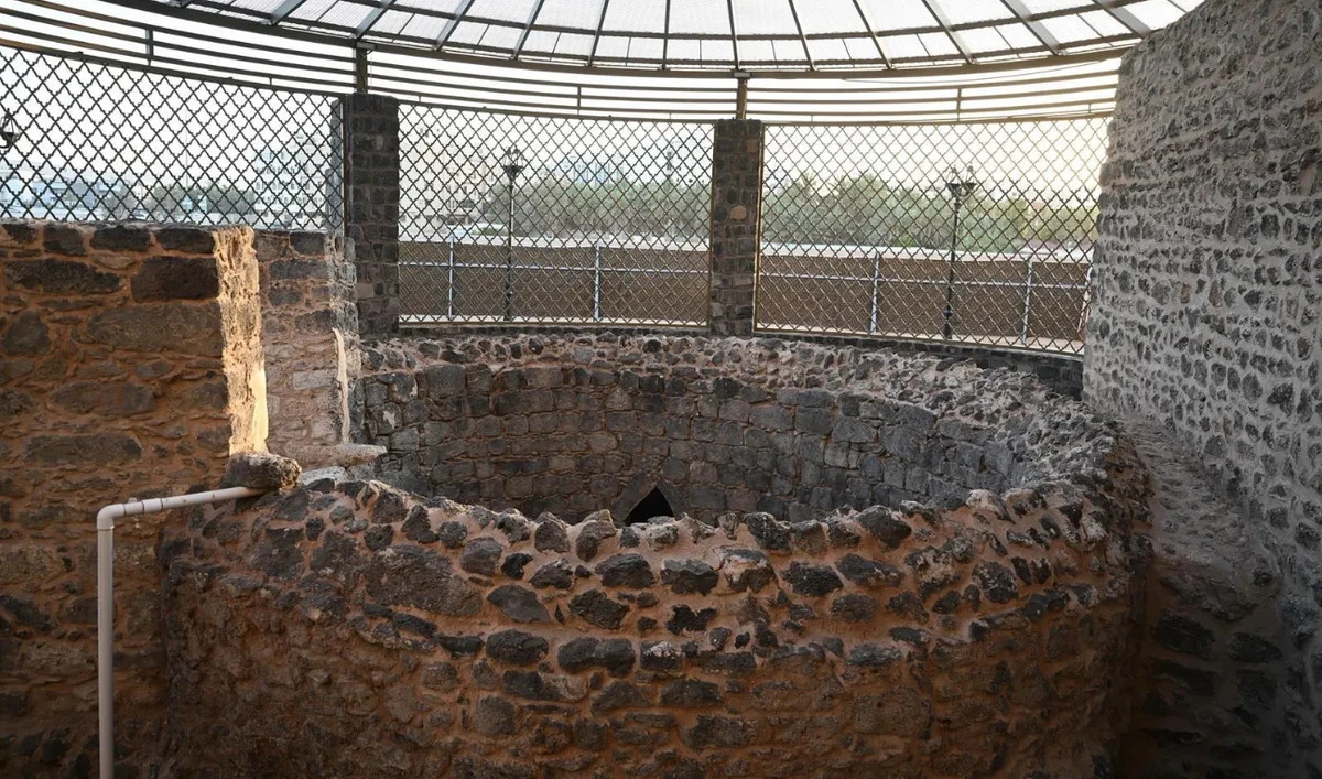 Visitors to the Al-Ghars Well drink water from water stations and take photos. (SPA)