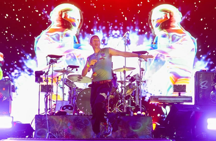 Coldplay invites Palestinian Chilean star Elyanna on stage at Glastonbury Festival