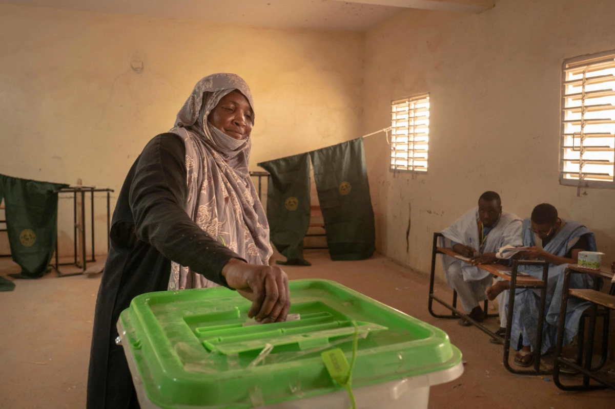A woman casts her ballot for the presidential election in Nouakchott on June 29, 2024. (AFP)