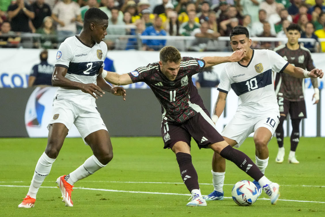 Mexico’s Santiago Gimenez, center, attempts a shot on goal past Ecuador’s Felix Torres, left, and Kendry Paez during their Copa America Group B match in Glendale, Arizona on June 30, 2024. (AP)