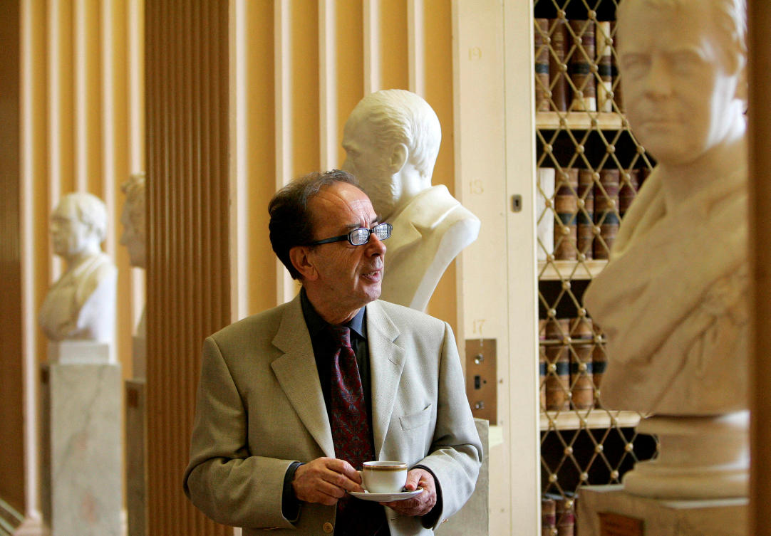 Albanian writer Ismail Kadare stands in the Playfair Library before accepting the inaugural Man Booker International literary prize in Edinburgh, June 27, 2005. (Reuters)