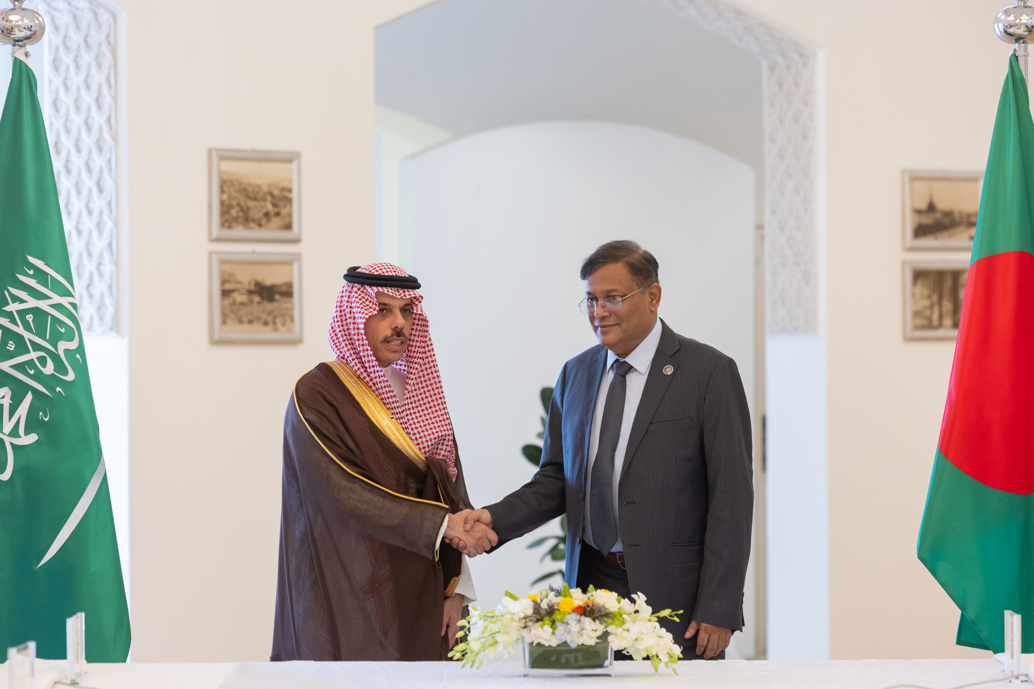 The Foreign Minister of Saudi Arabia Prince Faisal bin Farhan and his Bangladeshi counterpart Hasan Mahmud meet in Riyadh on Monday. (SPA)
