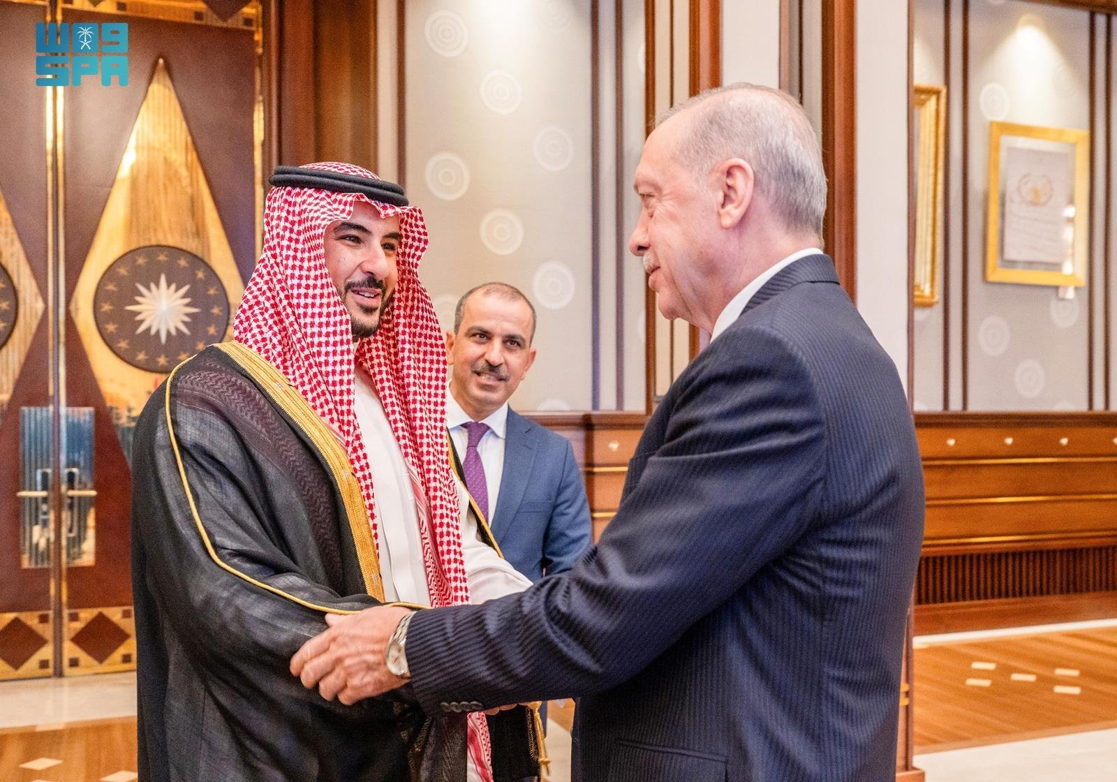 Saudi Minister of Defense Prince Khalid bin Salman is received by Turkish President Recep Tayyip Erdogan at the Presidential Palace in Ankara on Tuesday. (SPA)