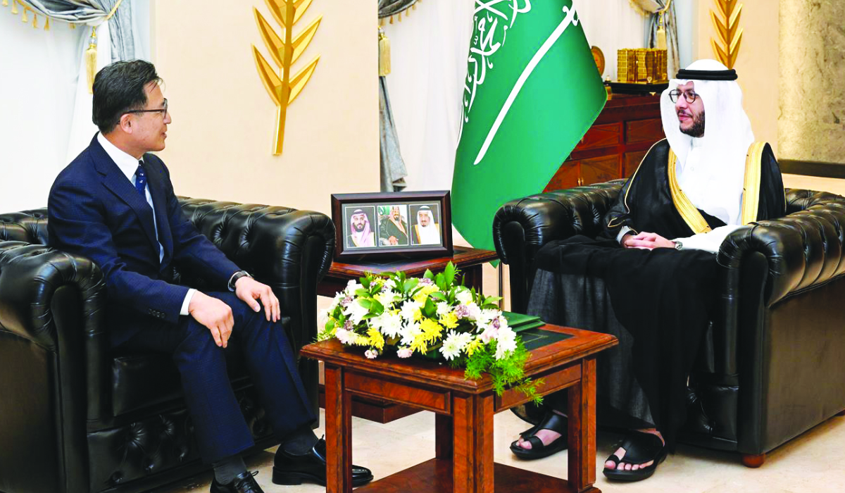 Prince Saud bin Nahar bin Saud holds talks with Woo Hong-Koo in Taif. (SPA)