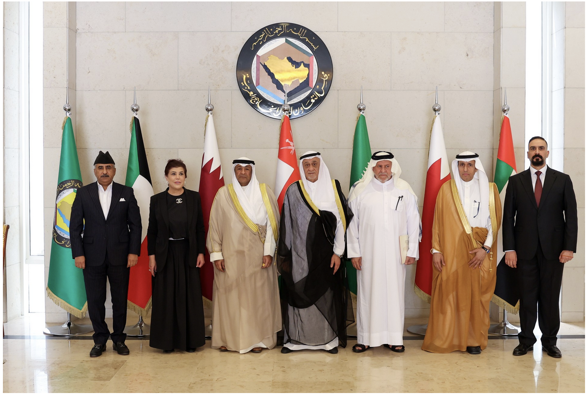 Secretary-General of the GCC, Jasem Al-Budaiwi, receives delegation from Iraq's parliament. (KUNA)