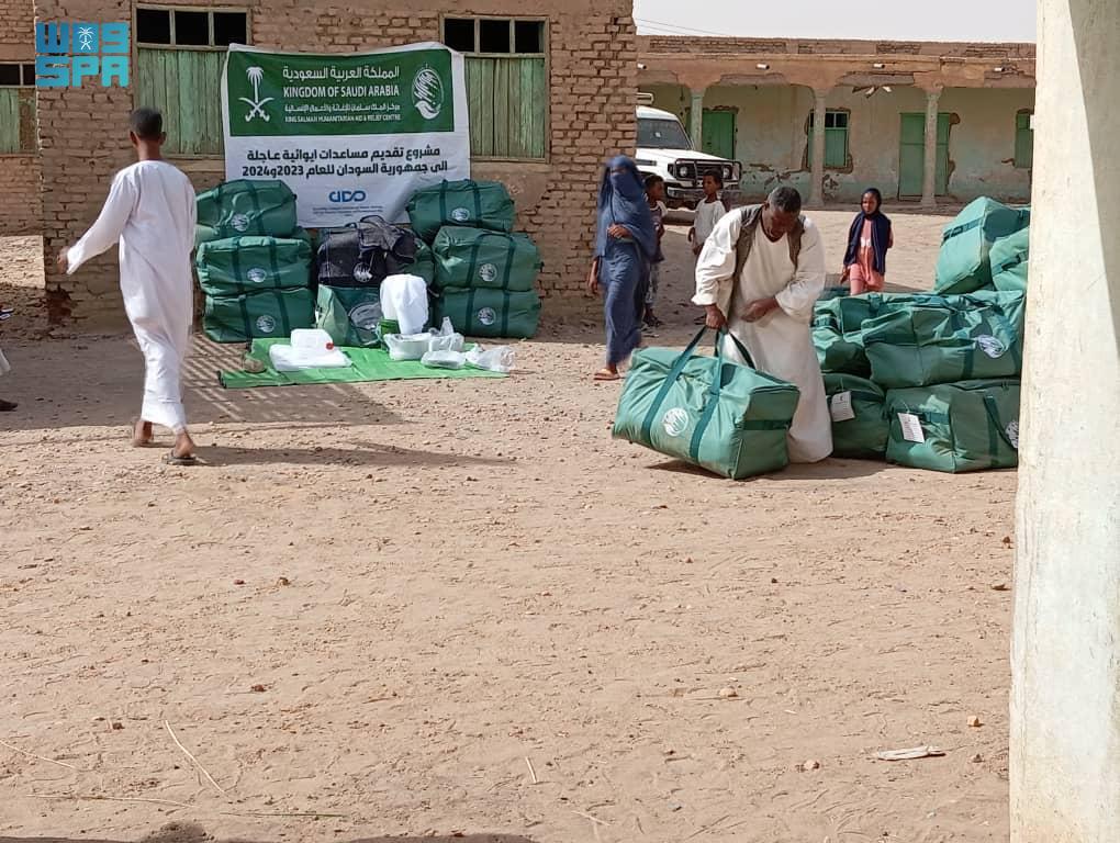 KSrelief distributed 1,502 food baskets to displaced families in Gezira State, Sudan. (SPA)