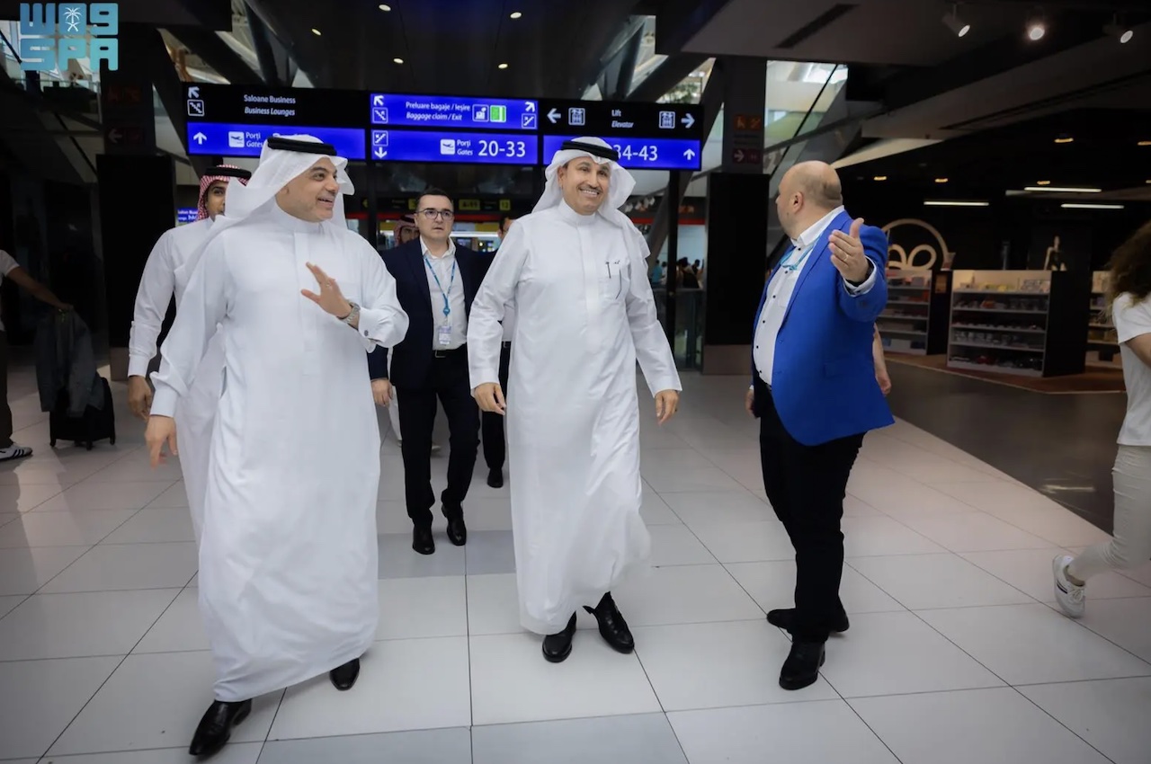The minister was briefed on the airport’s extensive services, including passenger management, cargo operations and air carriers. (SPA)