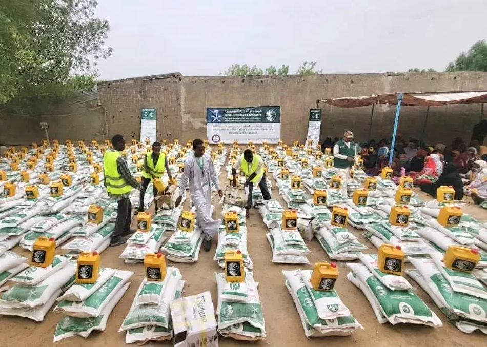 In Chad, 400 food parcels were handed out in the Chari-Baguirmi region, benefiting about 2,400 individuals covered by a KSrelief project to support food security in the country. (SPA)