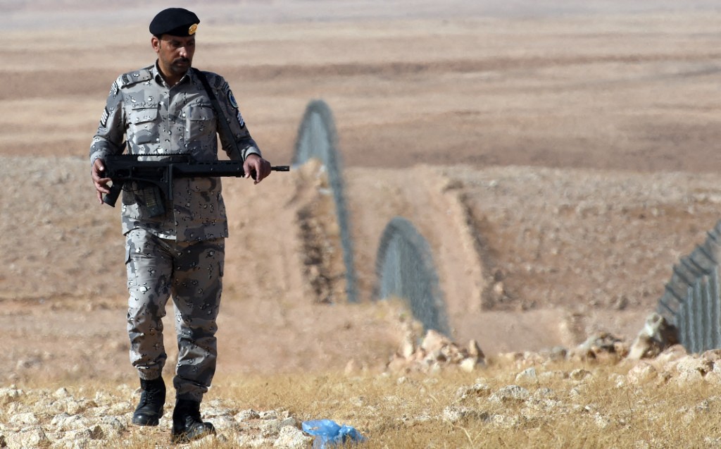 File photo shows a member of the Saudi border guards forces patrols the fence on Saudi Arabia's northern border with Iraq, on February 23, 2015. (AFP)