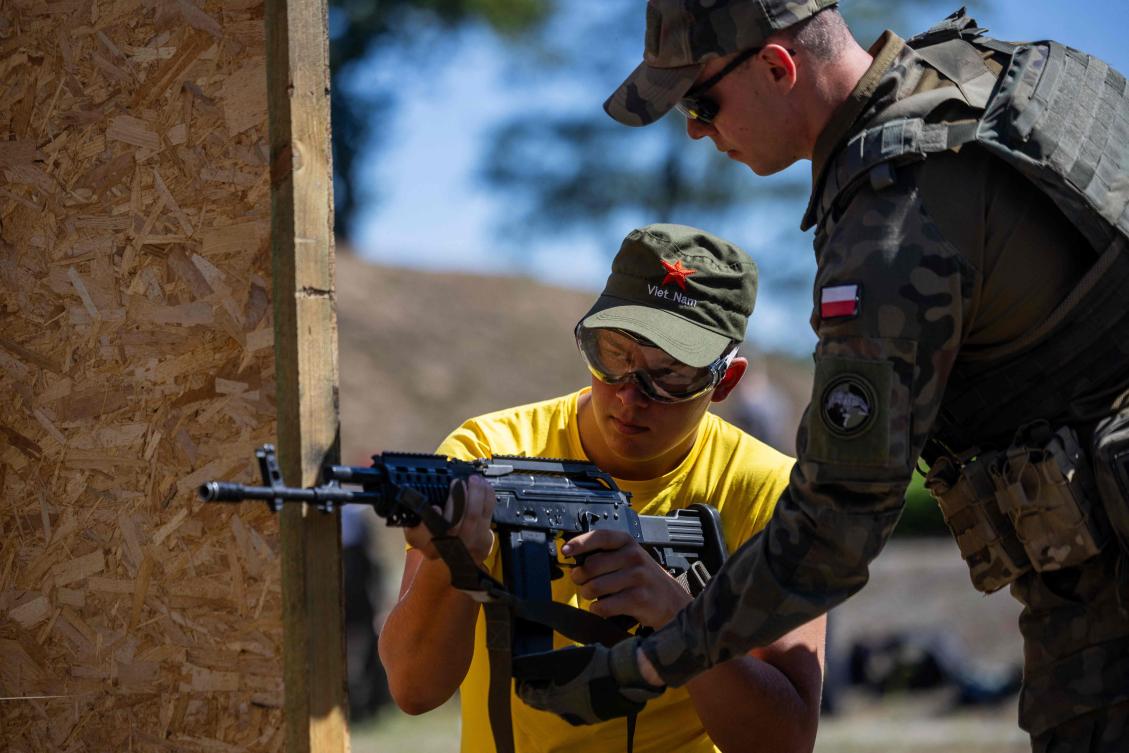 An army instructor explains how to shoot with ASG rifles during a military training day which is part of the Polish Army’s summer program at the military base of the 25th Air Cavalry Brigade in Tomaszów Mazowiecki, Poland, on Jul. 6, 2024. (AFP)