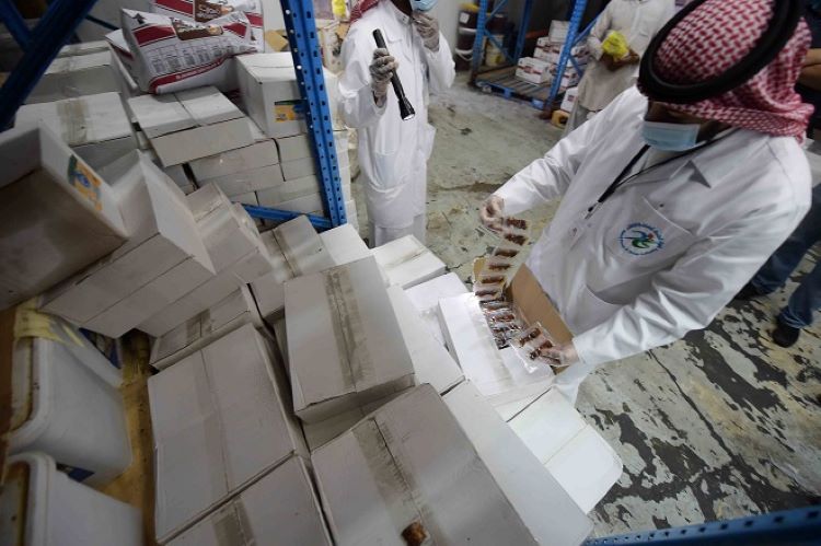 The SFDA seized poultry and meat from an unknown source in a warehouse in Riyadh. (SFDA)