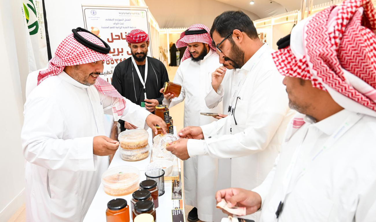 The seasonal festival provided a valuable opportunity for all farmers in the region to showcase their agricultural products, including various types of fruits, olives, honey, and their derivatives. (SPA)
