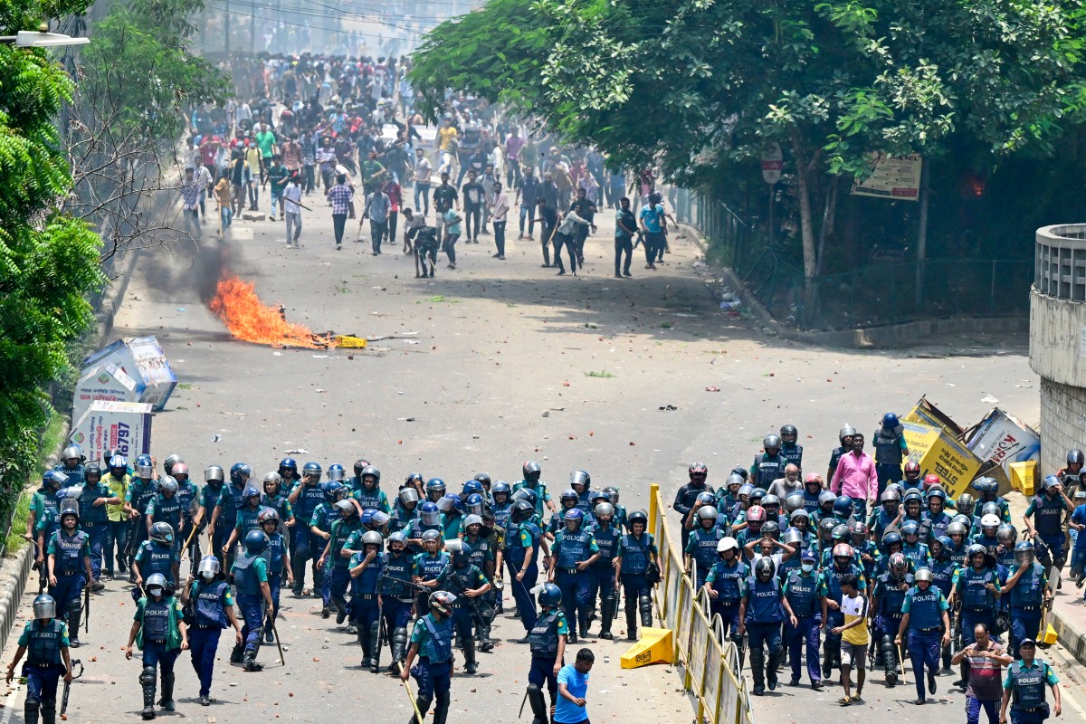 Bangladeshi protesters clash with police in Dhaka on July 18, 2024, as students across the country continue to rally against civil service hiring rules. (AFP)