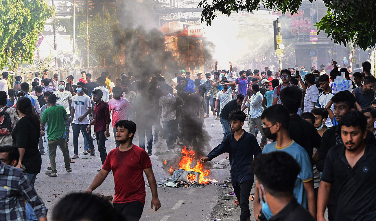 Students take part in the ongoing anti-quota protest in Dhaka on July 18, 2024. Bangladeshi students pressed on July 18 with nationwide protests against civil service hiring rules, rebuffing an olive branch from Prime Minister Sheikh Hasina who pledged justice for 18 killed in the demonstrations. (AFP)