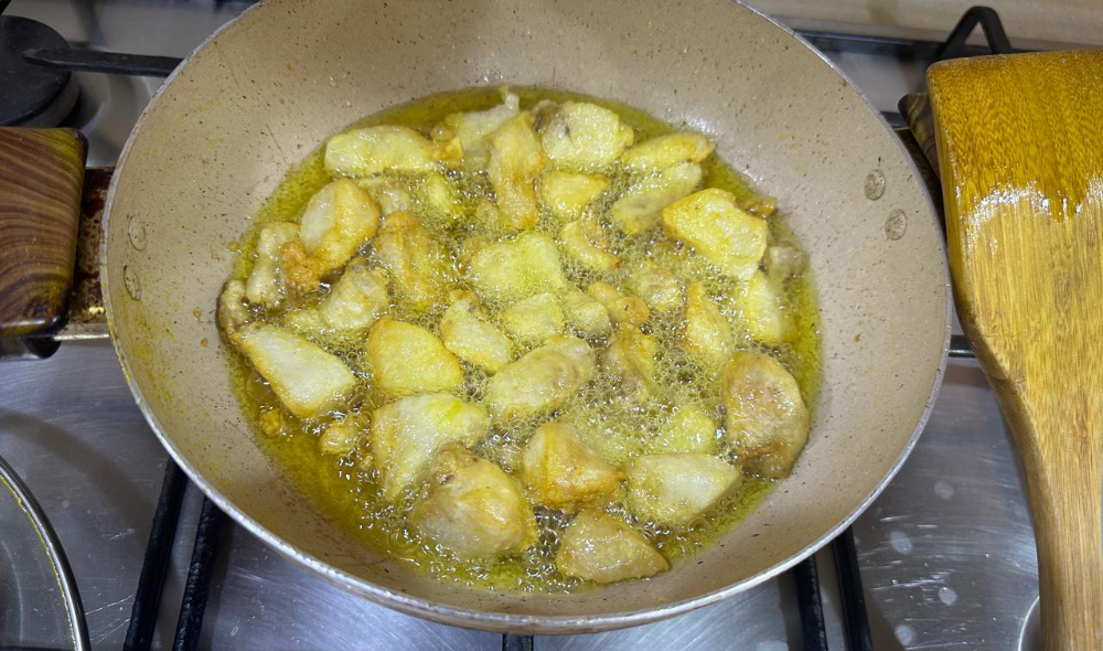 Many people prefer to add an appropriate amount of turmeric to the fat remaining after the cleansing process to give it a preferred flavor. (AN photo)
