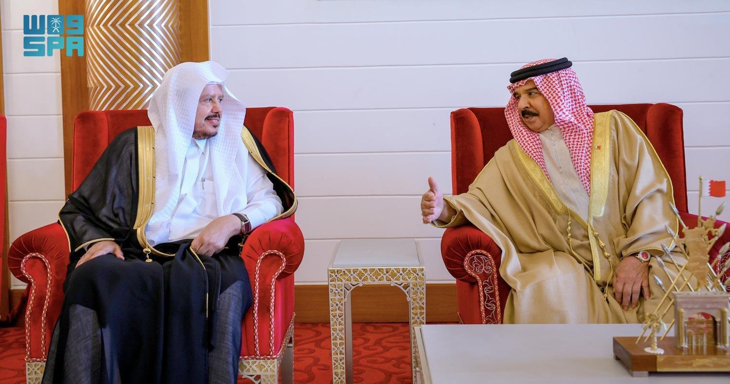 King Hamad receives Saudi Shoura Council Speaker Sheikh Abdullah bin Mohammed bin Ibrahim Al Al-Sheikh at Al-Safriya Palace in Manama on Thursday. (SPA)