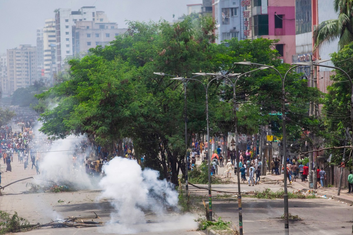 Bangladeshi protesters clash with the police in Dhaka on July 19, 2024. (AFP)